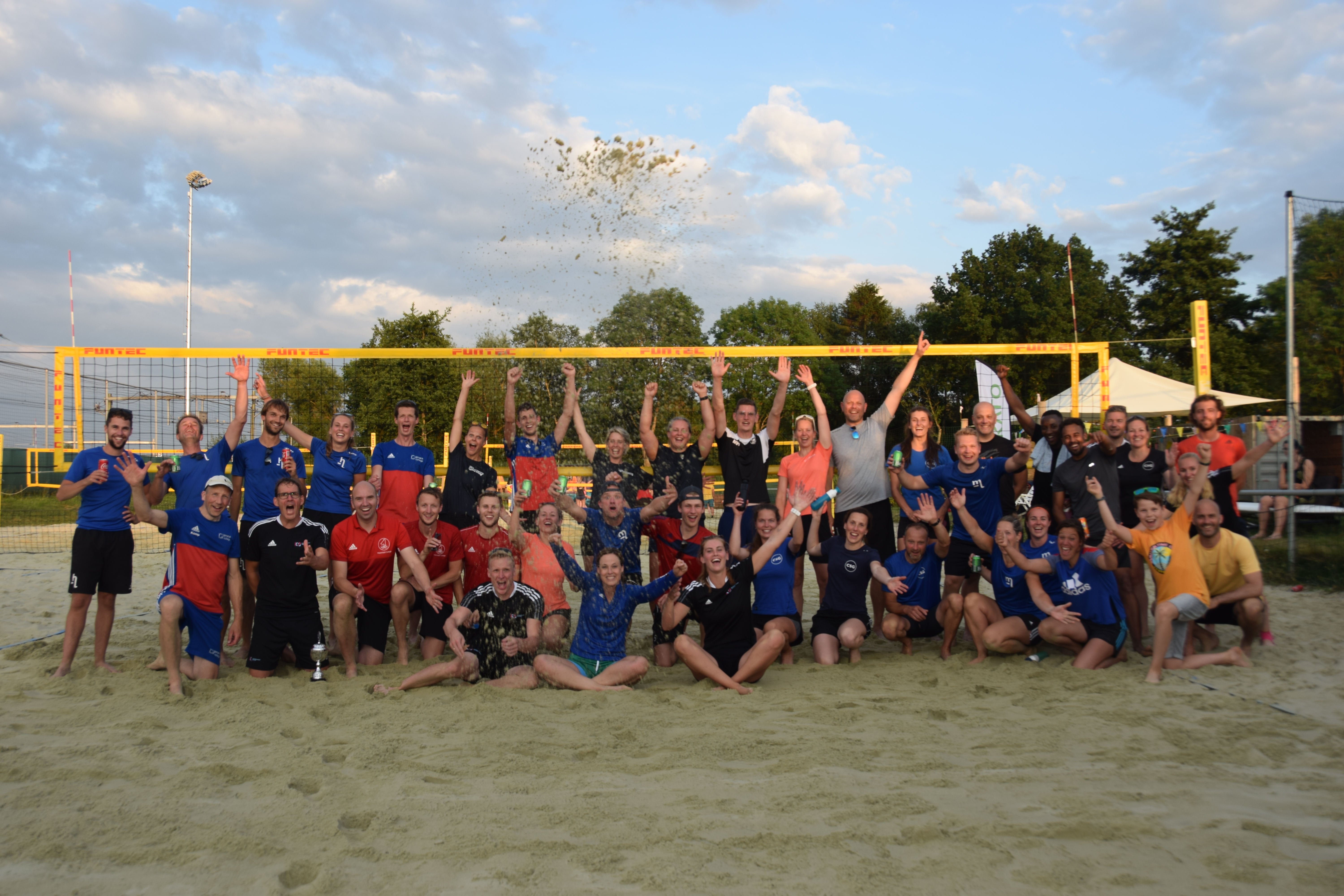 Groepsfoto beachtoernooi.JPG